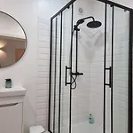Apartmán River View 2 Bedroom With Parking